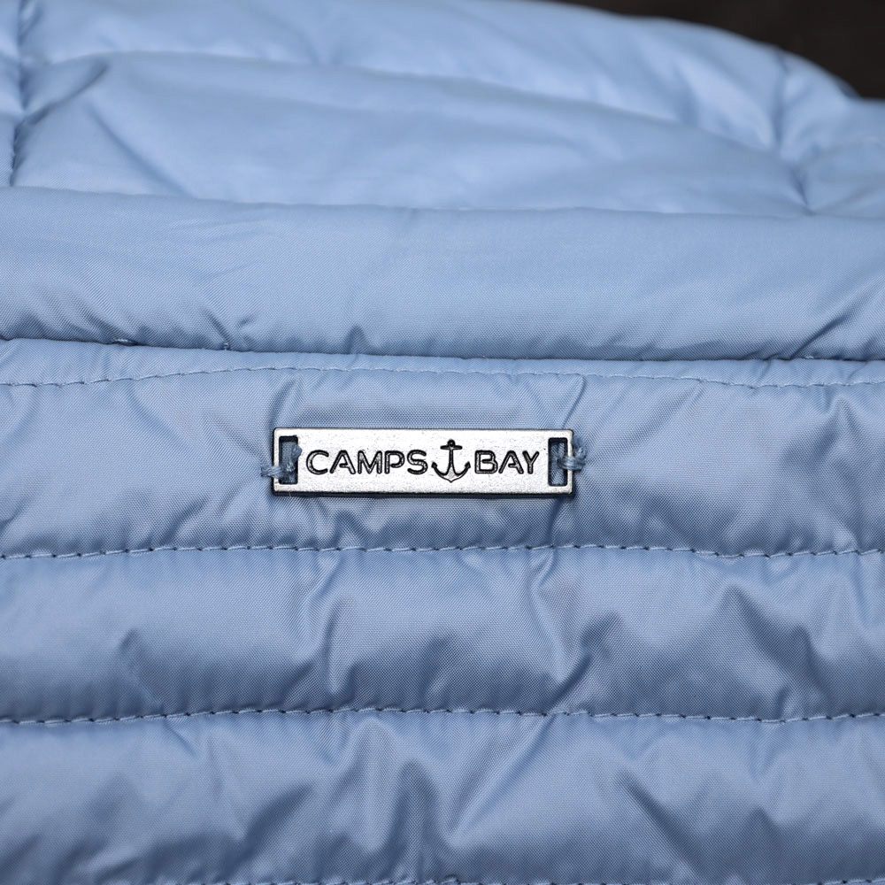 Weibliches Model mit CAMPS BAY Weste in Windward Blue