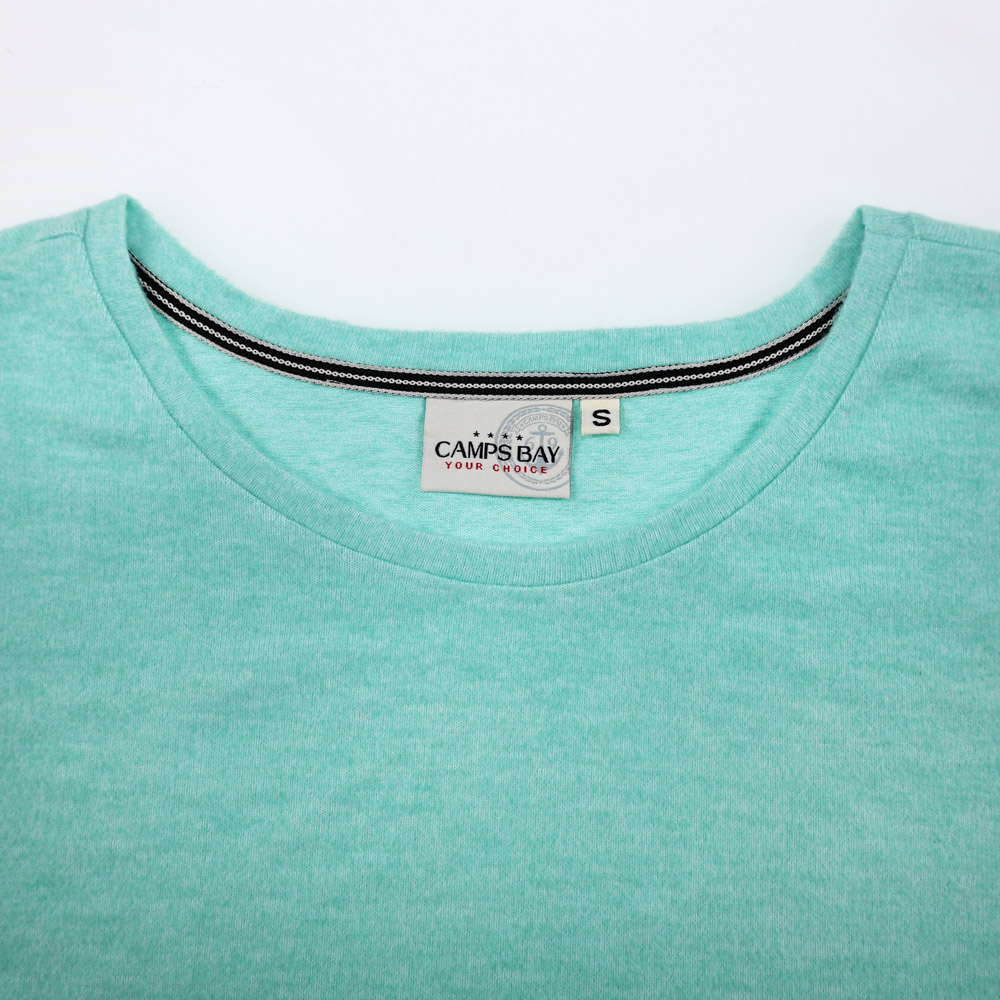 Weibliches Model mit CAMPS BAY Shirt in Dusty Jade Green