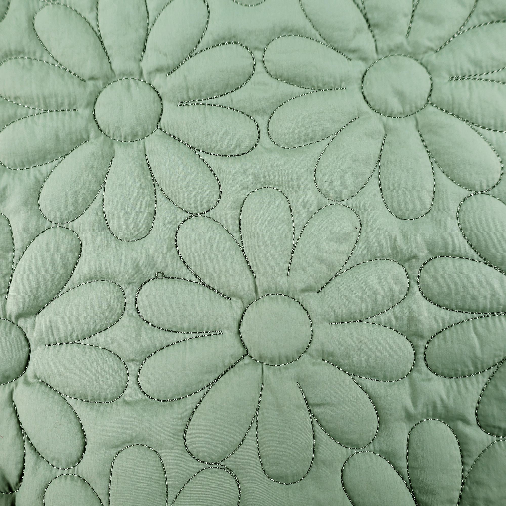 Weibliches Model mit Rock Your Day Jacke in Soft Sage