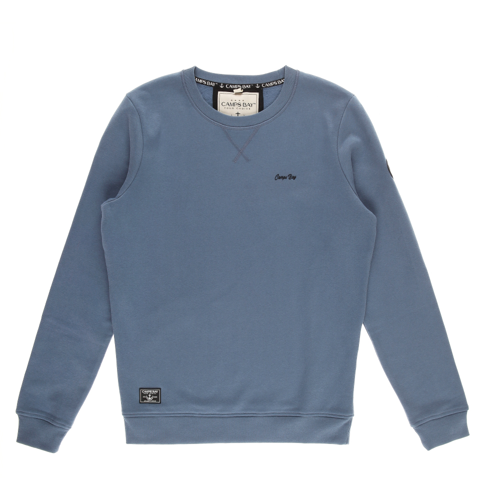 Männliches Model mit CAMPS BAY Hoodie in China Blue