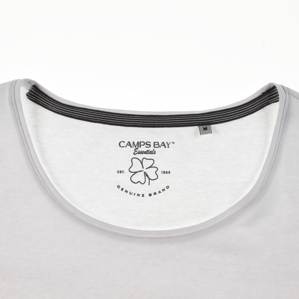 Weibliches Model mit CAMPS BAY Langarmshirt in Weiß