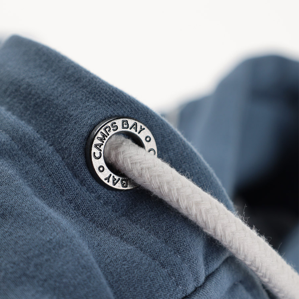 Männliches Model mit CAMPS BAY Hoodie in China Blue