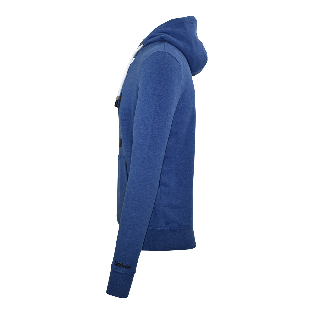 Männliches Model mit Björkvin Hoodie in Blue Melange