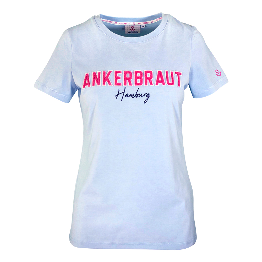 Weibliches Model mit ANKERBRAUT T-Shirt in Cashmere Blue