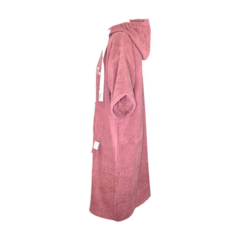 Weibliches Model mit ANKERBRAUT Strandkleid in Berry