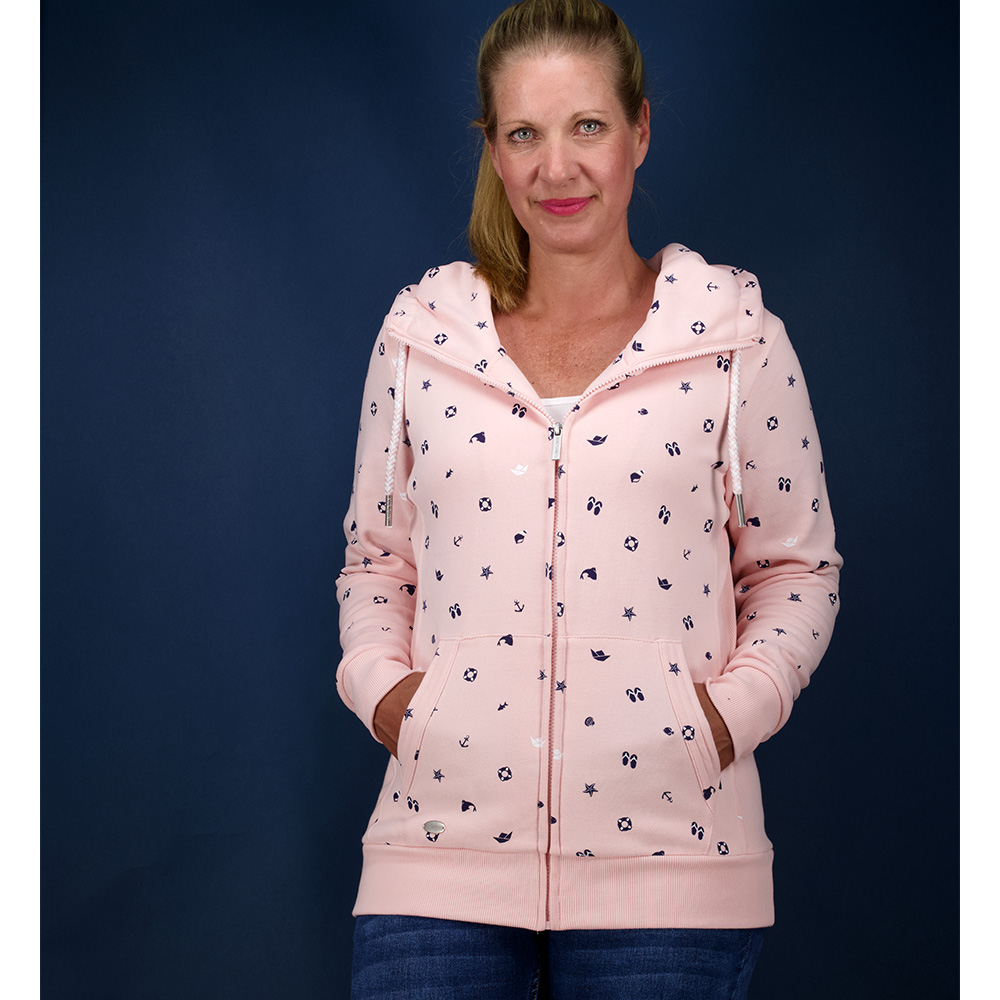 Weibliches Model mit CAMPS BAY Sweatjacke in Rosequartz