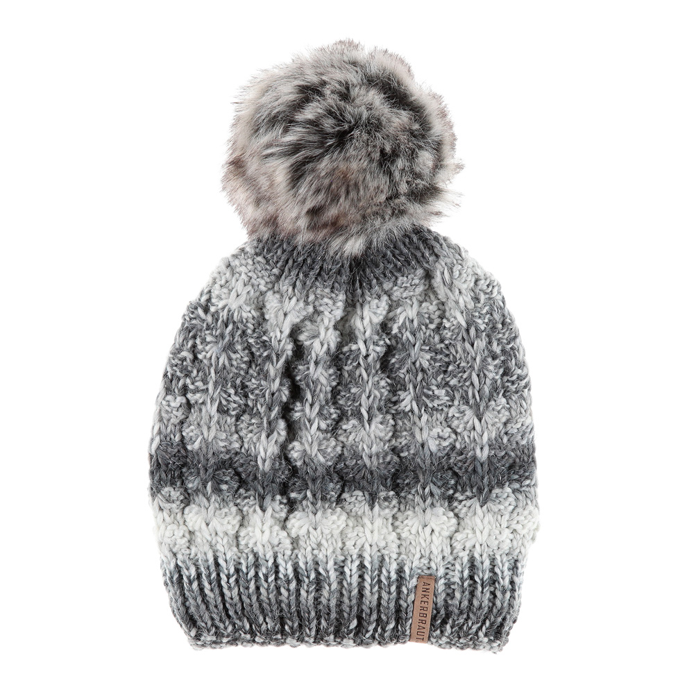 Weibliches Model mit ANKERBRAUT Mütze in Grey White