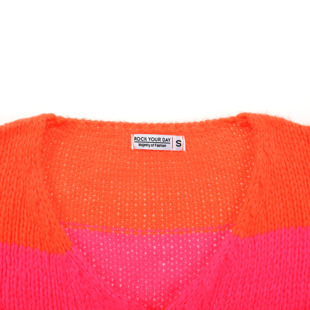 Weibliches Model mit Rock Your Day Kuschelstrickjacke 