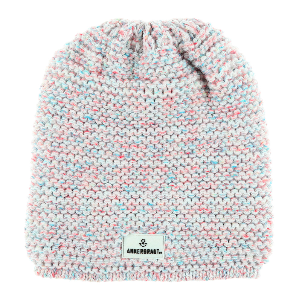 Weibliches Model mit ANKERBRAUT Mütze in Offwhite