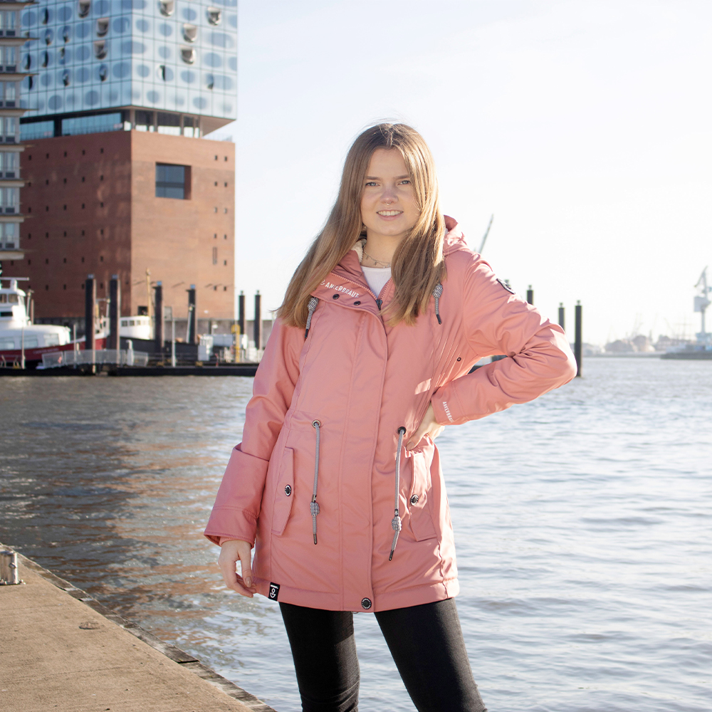 Weibliches Model mit ANKERBRAUT Wetterjacke in Dusty Rose