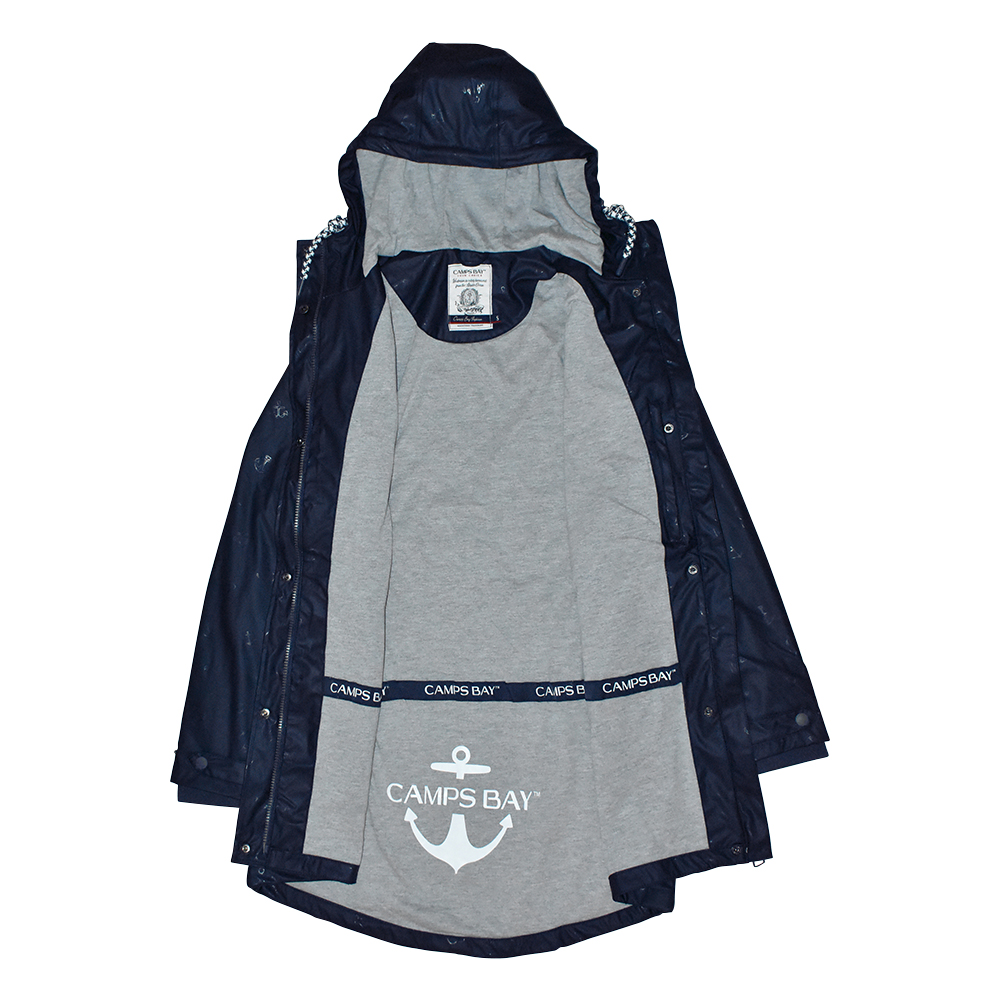 Weibliches Model mit CAMPS BAY Regenjacke in Night Sky