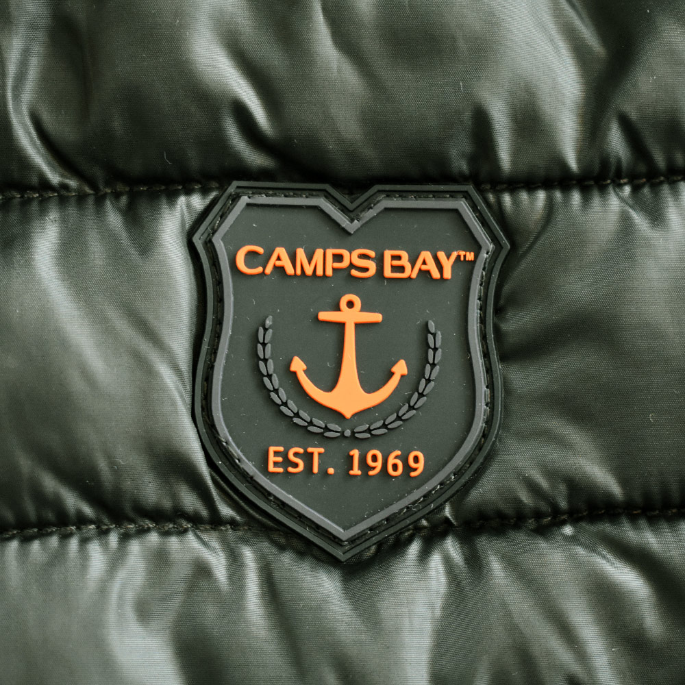 Männliches Model mit CAMPS BAY Jacke in Peat