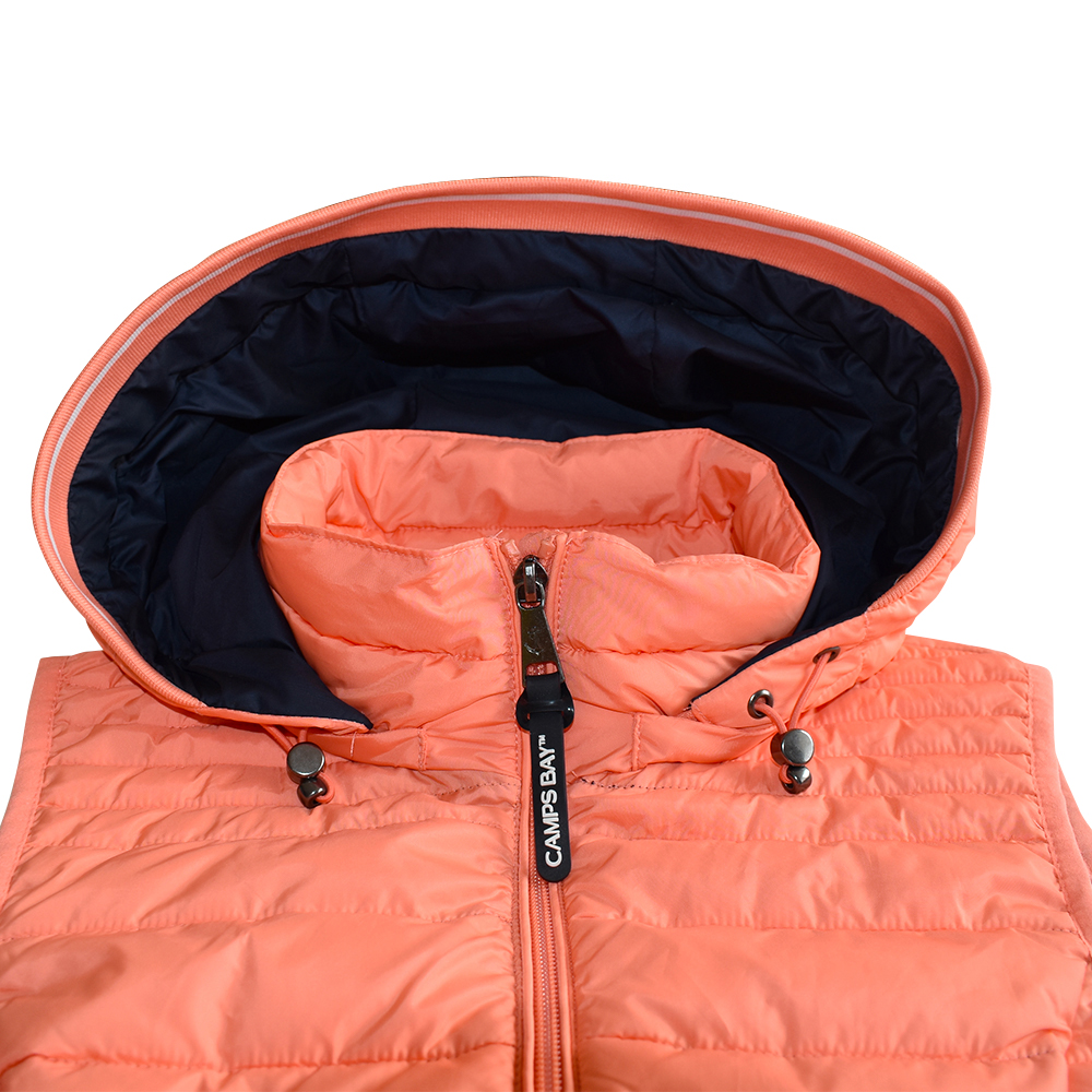 Weibliches Model mit CAMPS BAY Weste in Fusion Coral