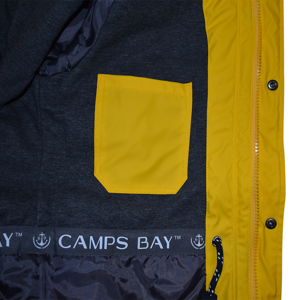 Männliches Model mit CAMPS BAY Wetterjacke in Lemon Chrome
