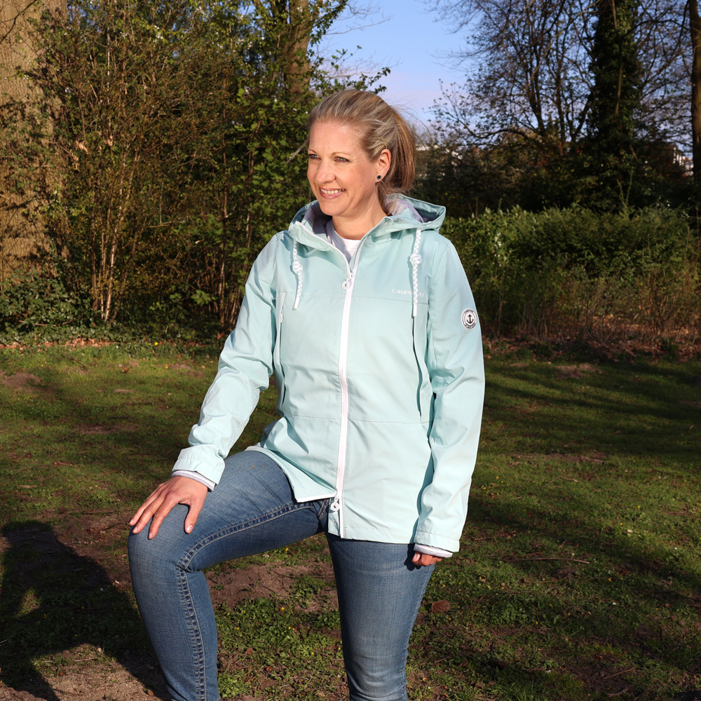 Weibliches Model mit CAMPS BAY Funktionsjacke in Harbour Grey