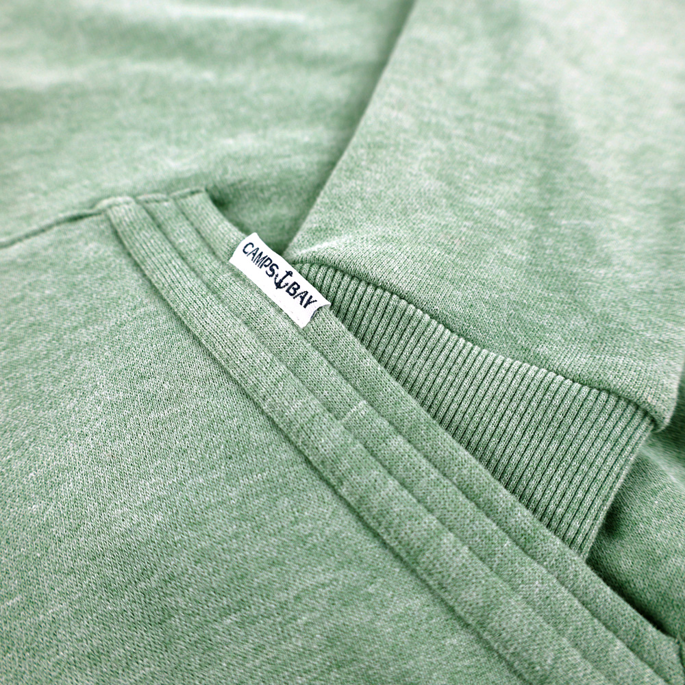 Weibliches Model mit CAMPS BAY Sweatjacke in Hedge Green