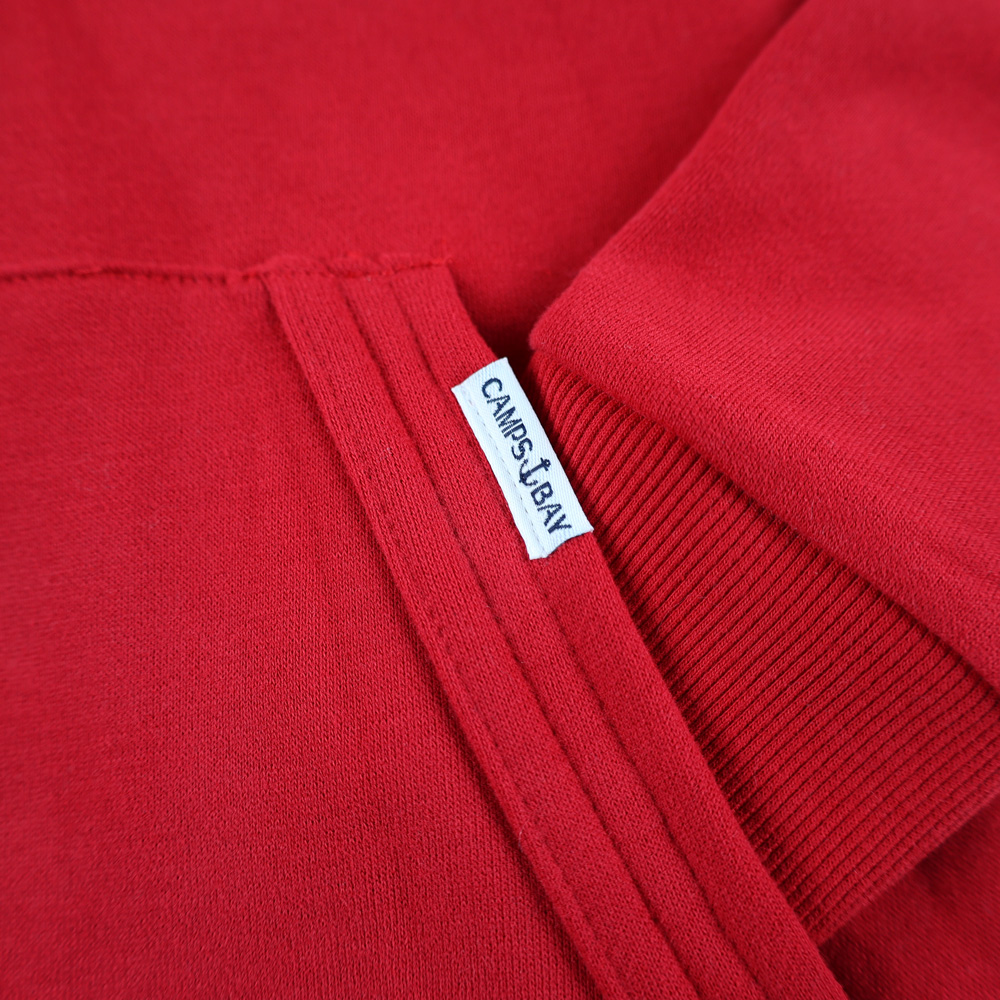 Weibliches Model mit CAMPS BAY Sweatjacke in Savvy Red