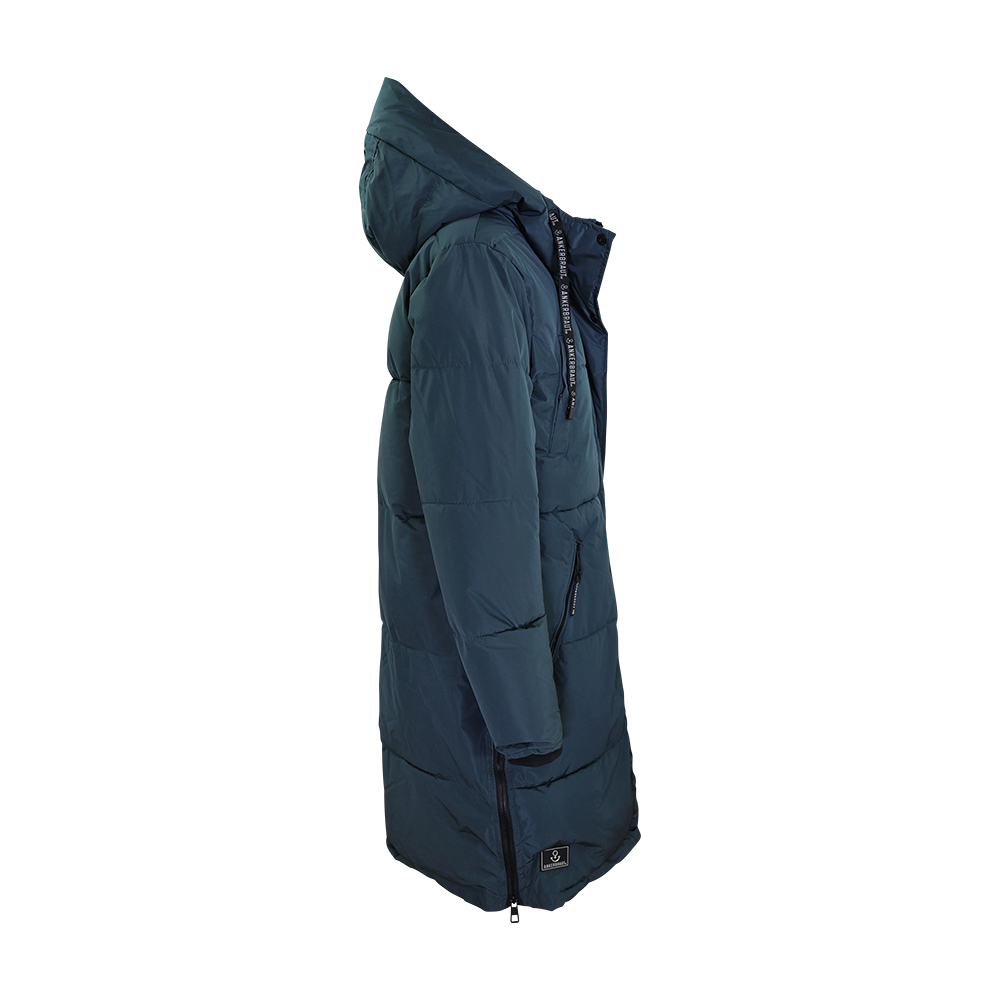 Weibliches Model mit ANKERBRAUT Puffer Jacket in Dark Slate