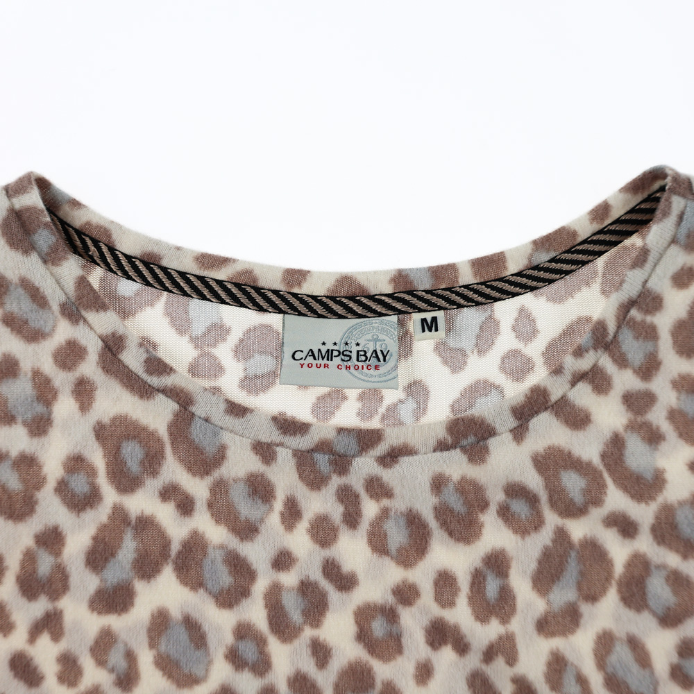Weibliches Model mit CAMPS BAY Shirt in Beige Leo