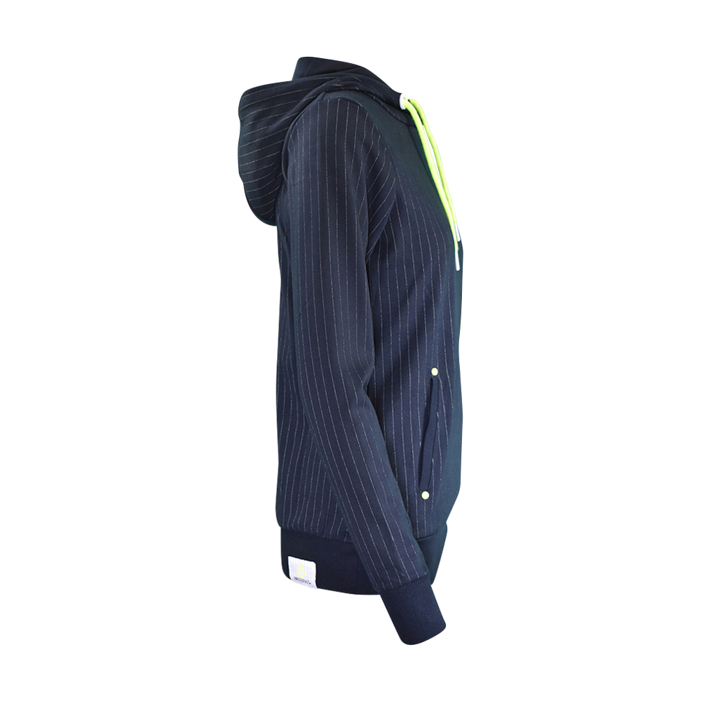 Weibliches Model mit ANKERBRAUT Hoodie in Night Sky Yellow