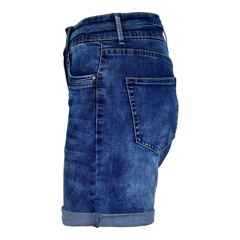 Weibliches Model mit CAMPS BAY Jeans-Shorts in dblue