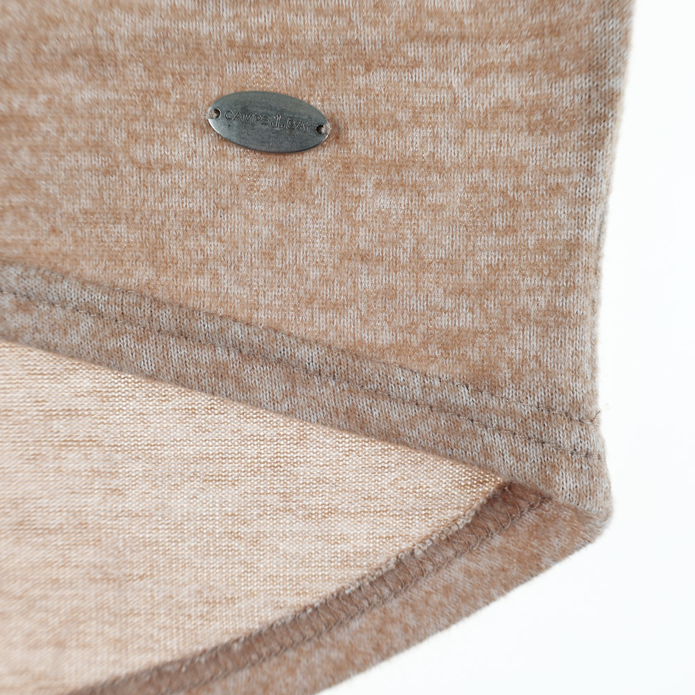 Weibliches Model mit CAMPS BAY Shirt in Beige Marl