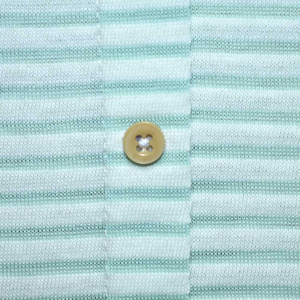 Weibliches Model mit CAMPS BAY Shirt in Mint-Weiß