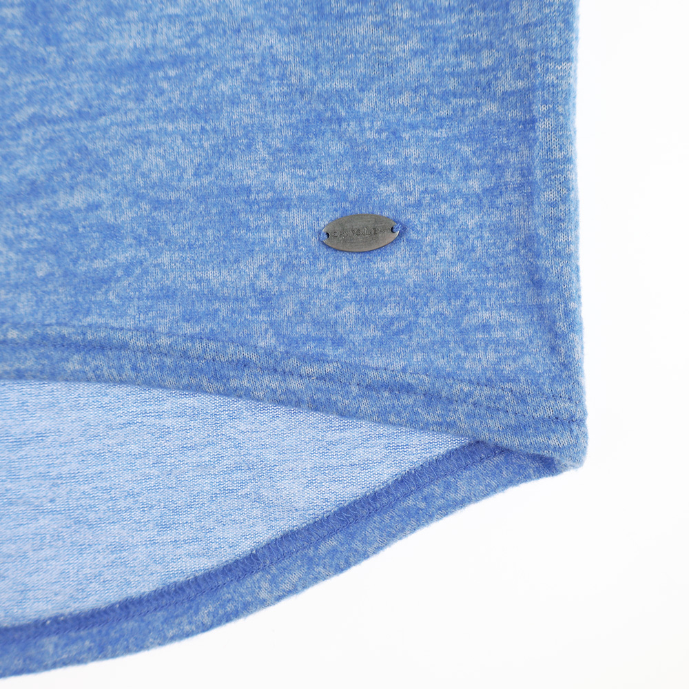 Weibliches Model mit CAMPS BAY Shirt in Azure Blue Marl