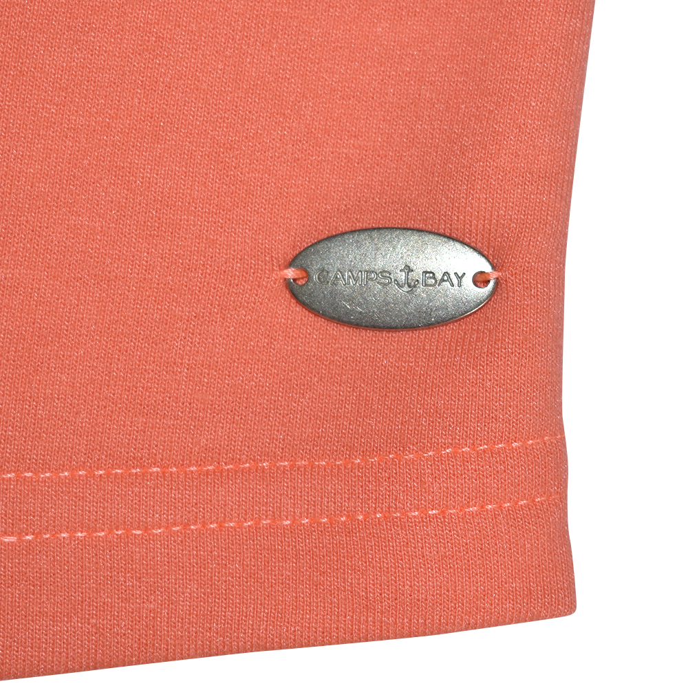Weibliches Model mit CAMPS BAY Strandkleid in Fusion Coral