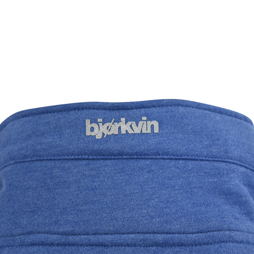 Männliches Model mit Björkvin Sweatjacke in Blue Melange