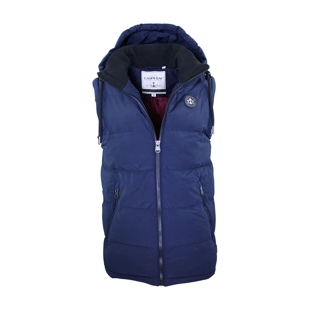Männliches Model mit CAMPS BAY Westenjacke in Night Sky