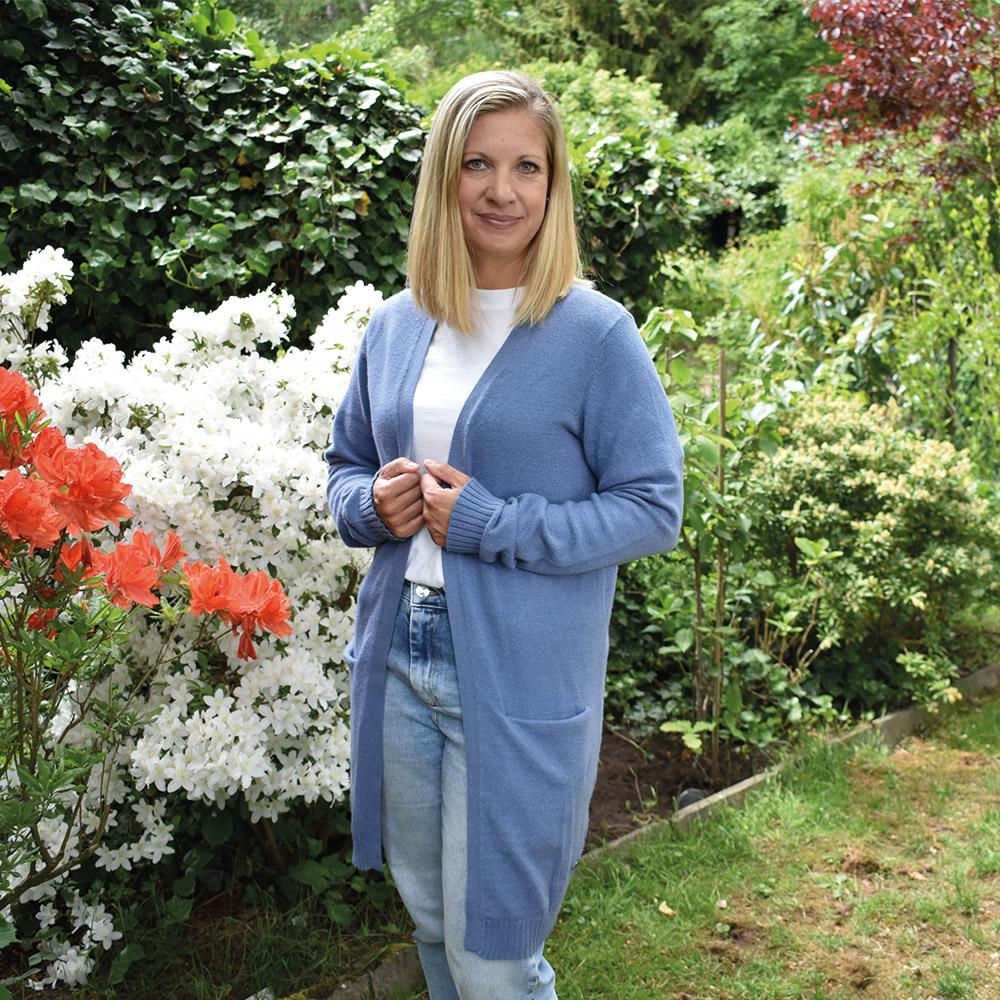 Weibliches Model mit CAMPS BAY Strickjacke in Infinity