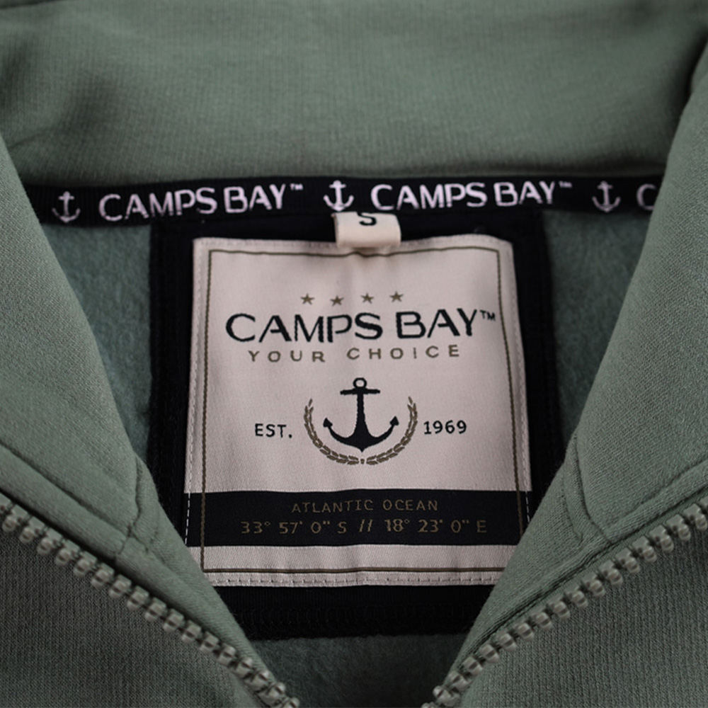 Männliches Model mit CAMPS BAY Sweatjacke in Sea Spray