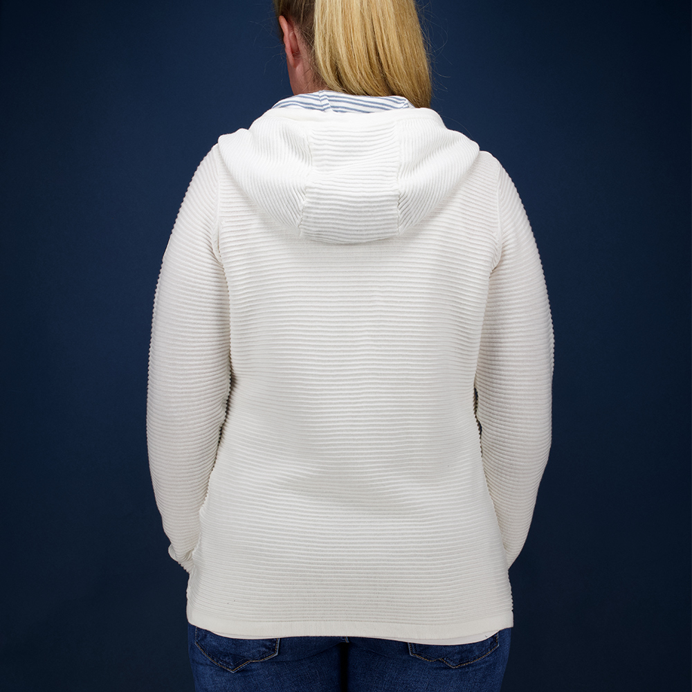 Weibliches Model mit CAMPS BAY Strickjacke in Offwhite