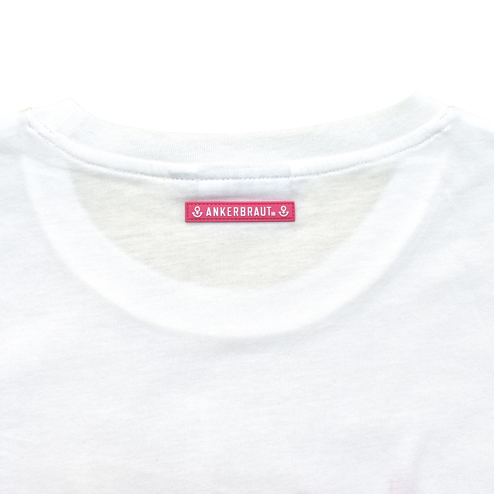Weibliches Model mit ANKERBRAUT Shirt in Snow White