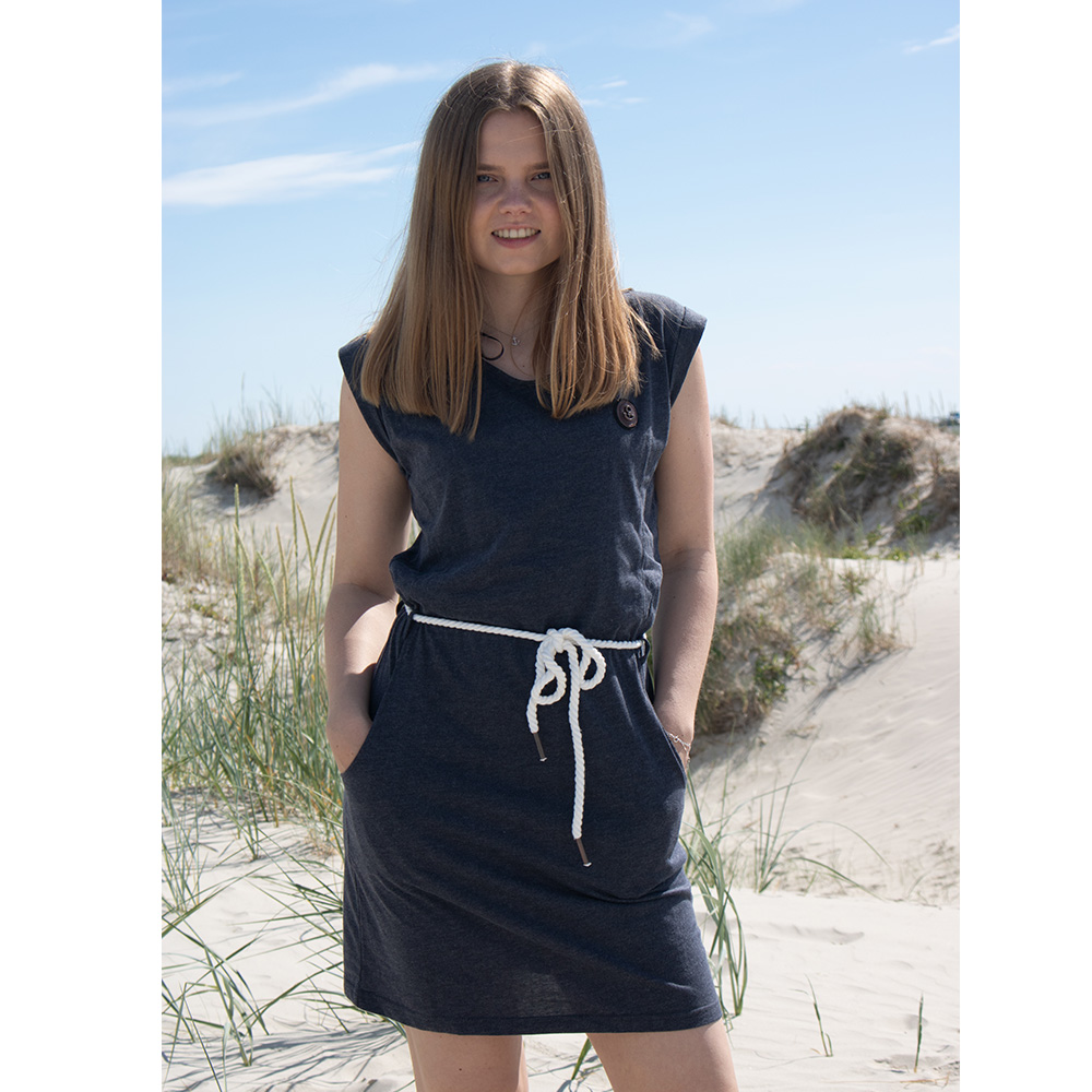 Weibliches Model mit ANKERBRAUT Jerseykleid in Blau Melange