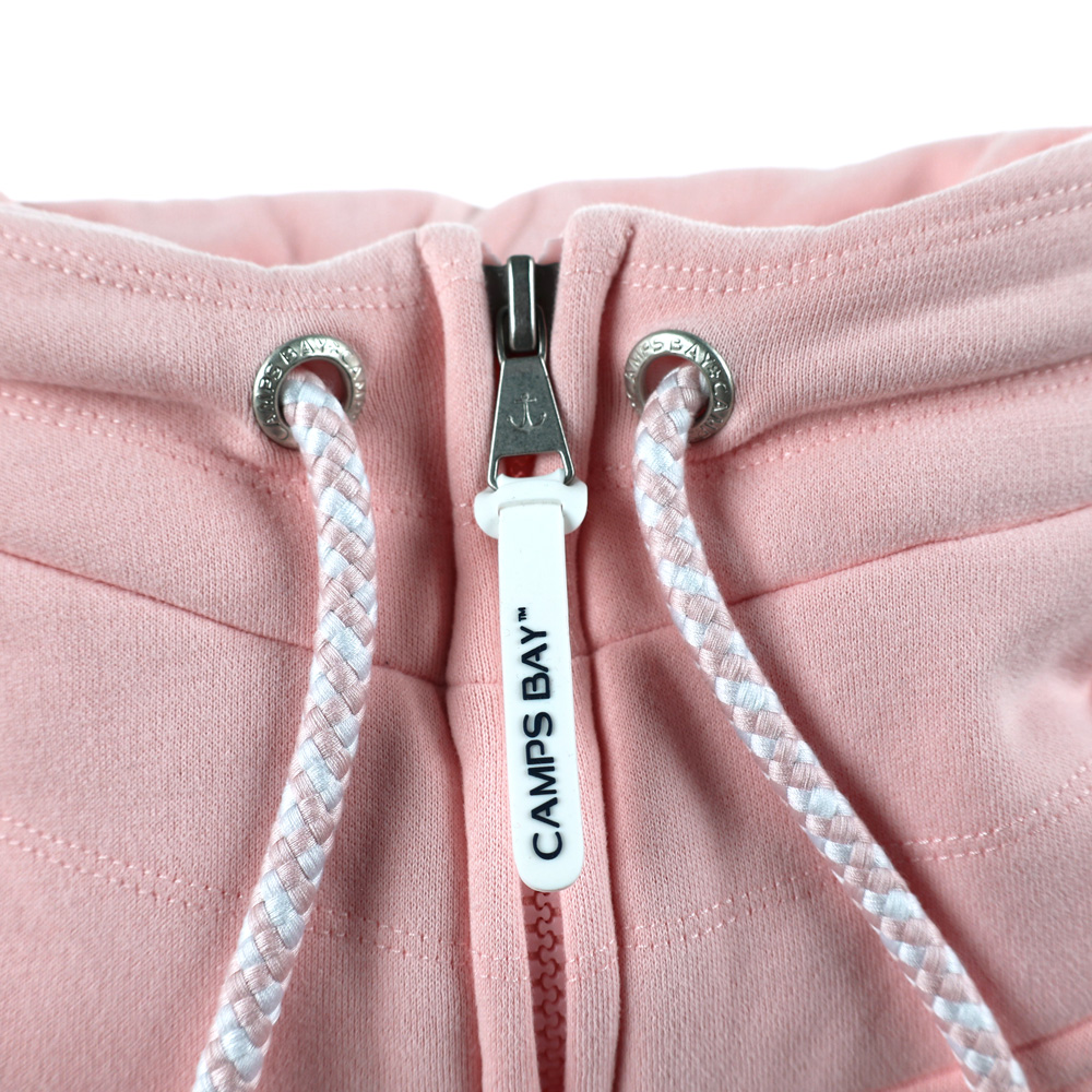 Weibliches Model mit CAMPS BAY Sweatjacke in Rosequartz