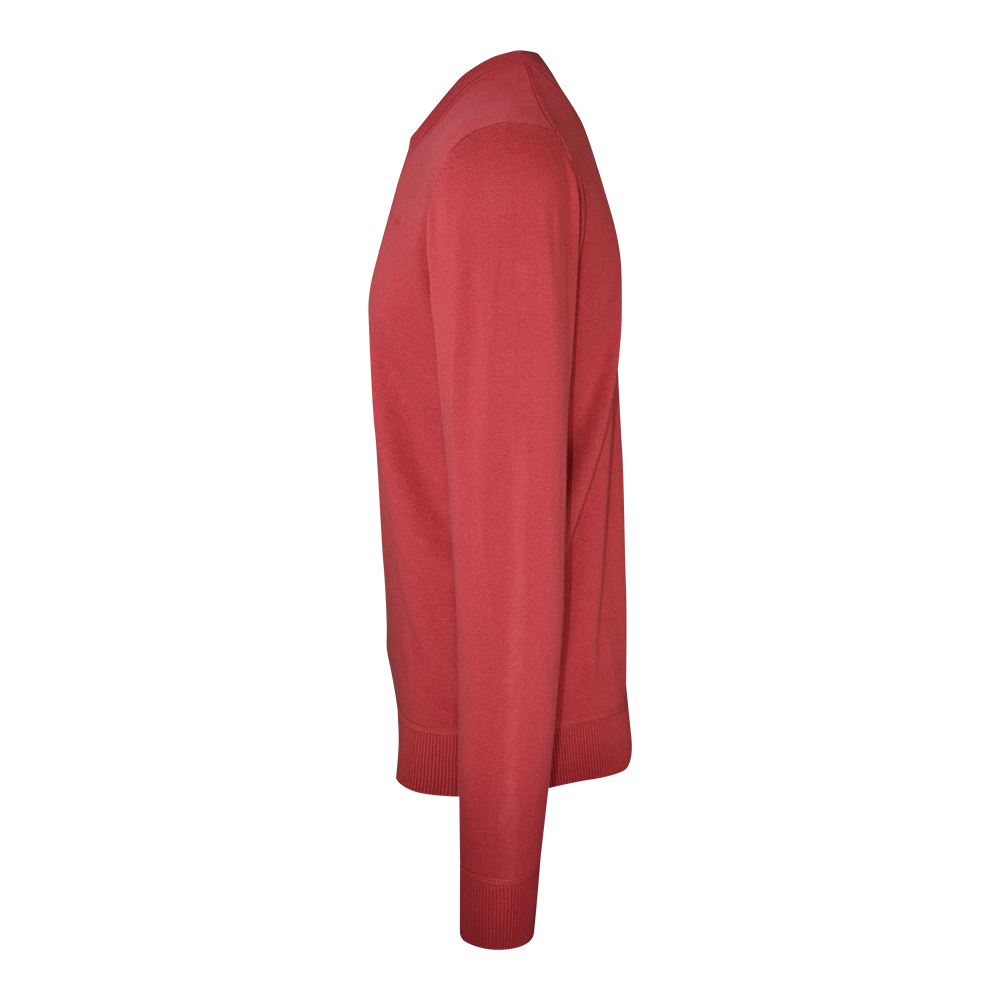 Männliches Model mit CAMPS BAY Pullover in Red
