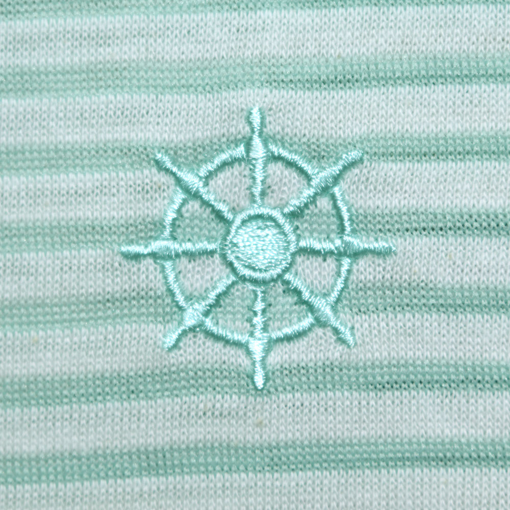 Weibliches Model mit CAMPS BAY Shirt in Mint-Weiß