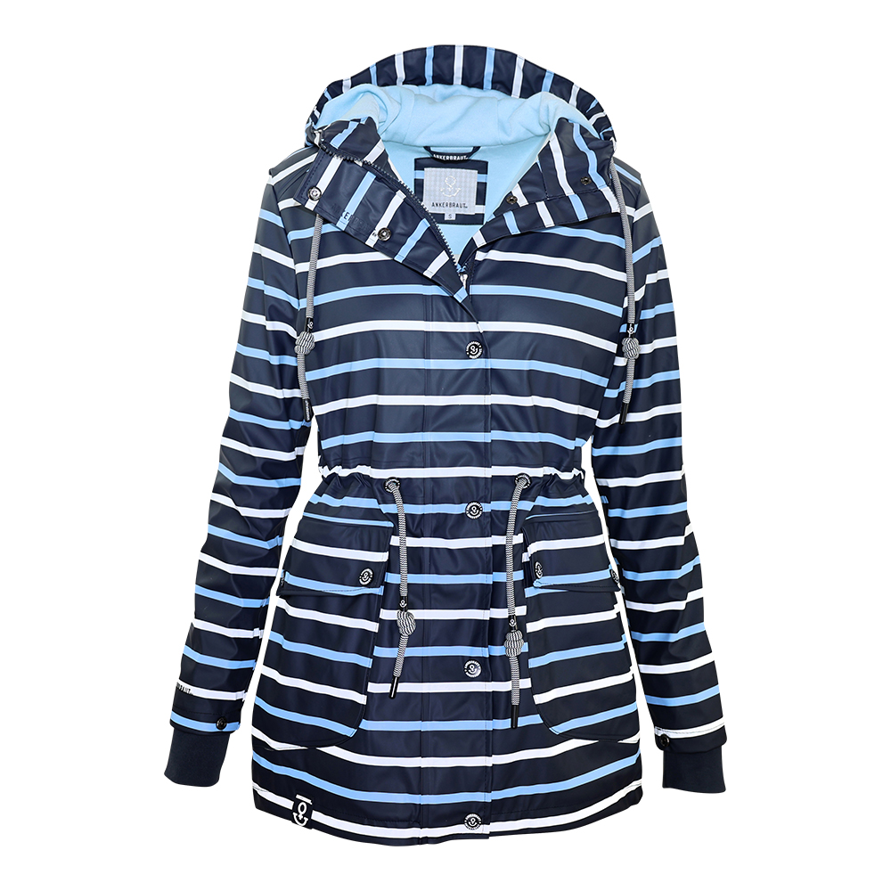 Weibliches Model mit ANKERBRAUT Regenjacke in India Ink