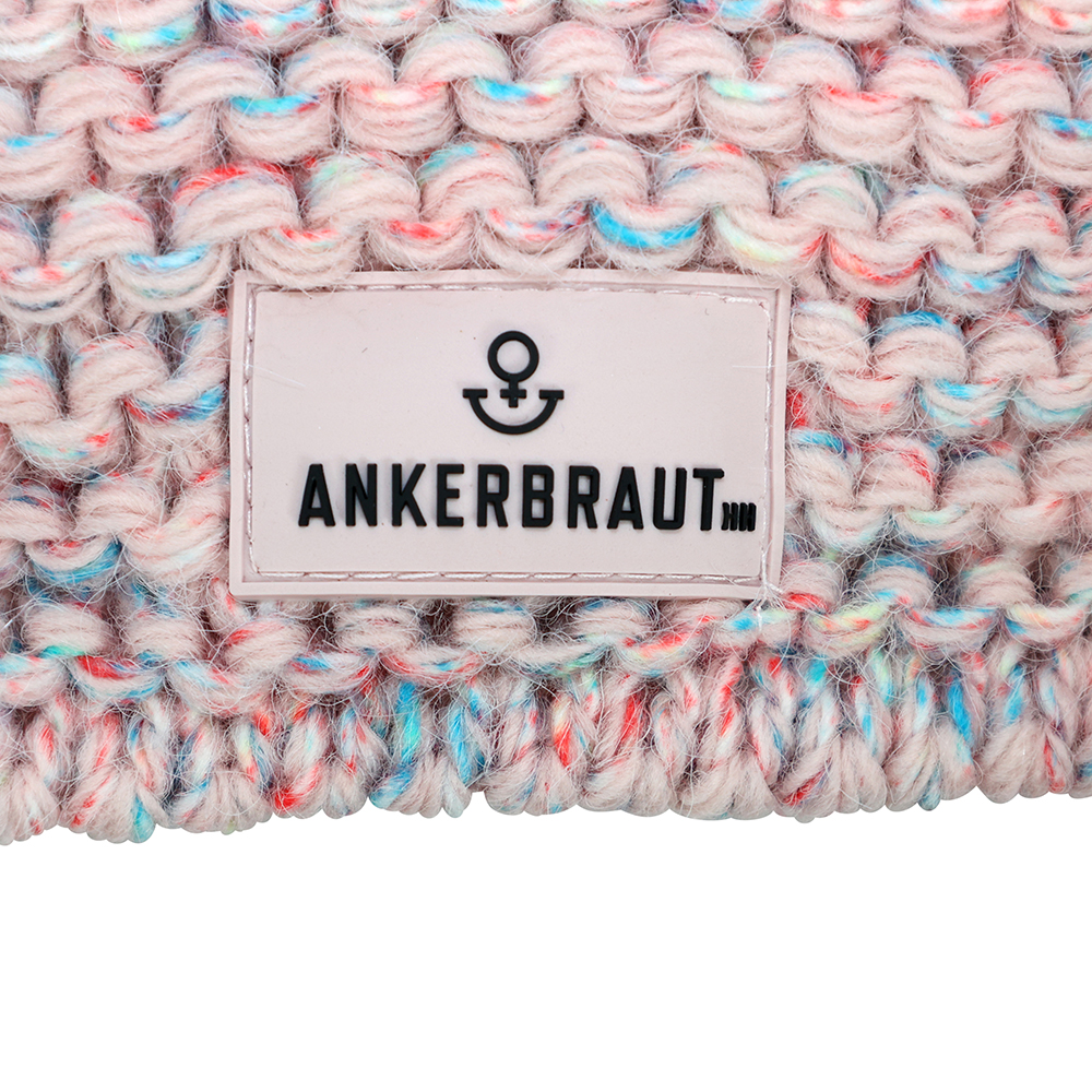 Weibliches Model mit ANKERBRAUT Mütze in Rose