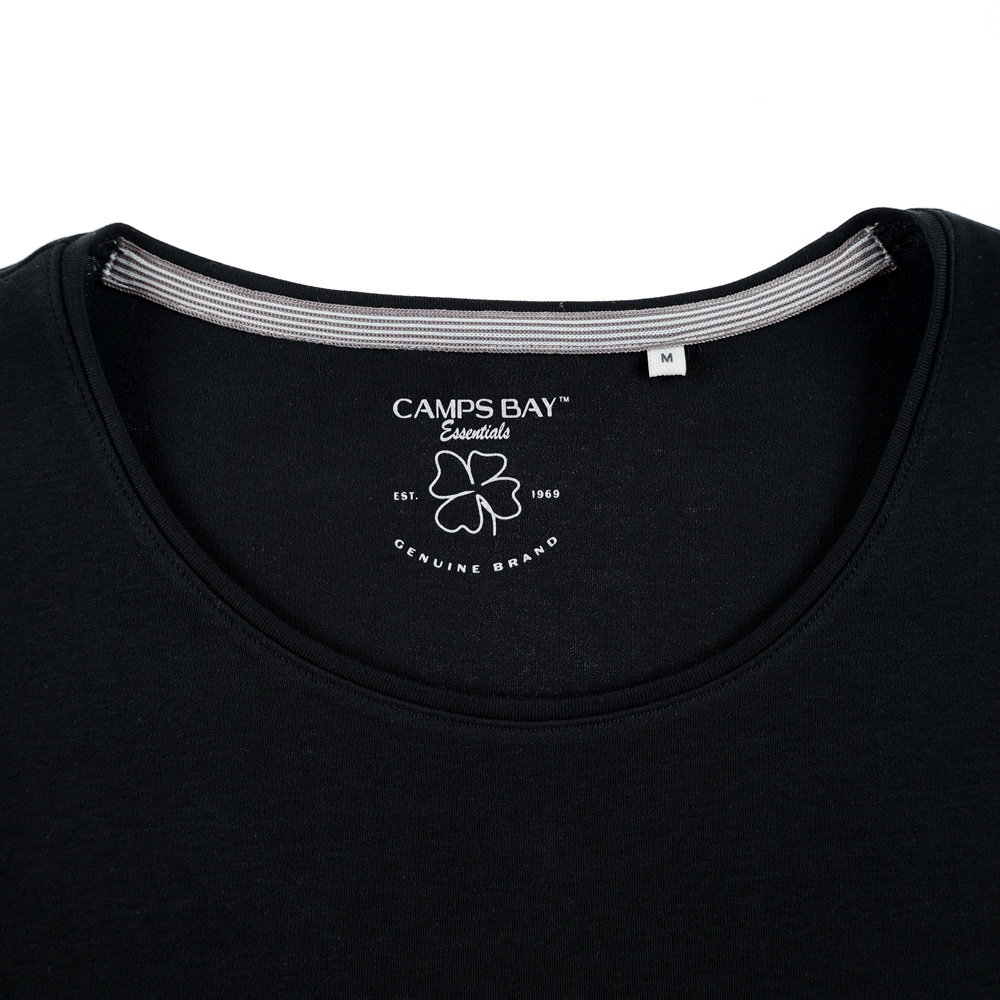 Weibliches Model mit CAMPS BAY Langarmshirt in Schwarz