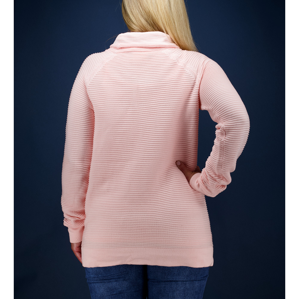 Weibliches Model mit CAMPS BAY Strickpullover in Rosequartz