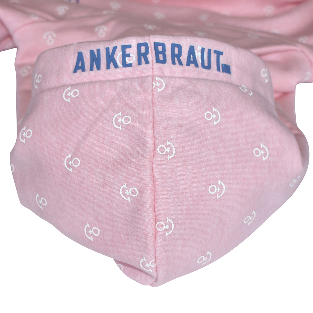 Weibliches Model mit ANKERBRAUT Hoodie in Rosa Melange