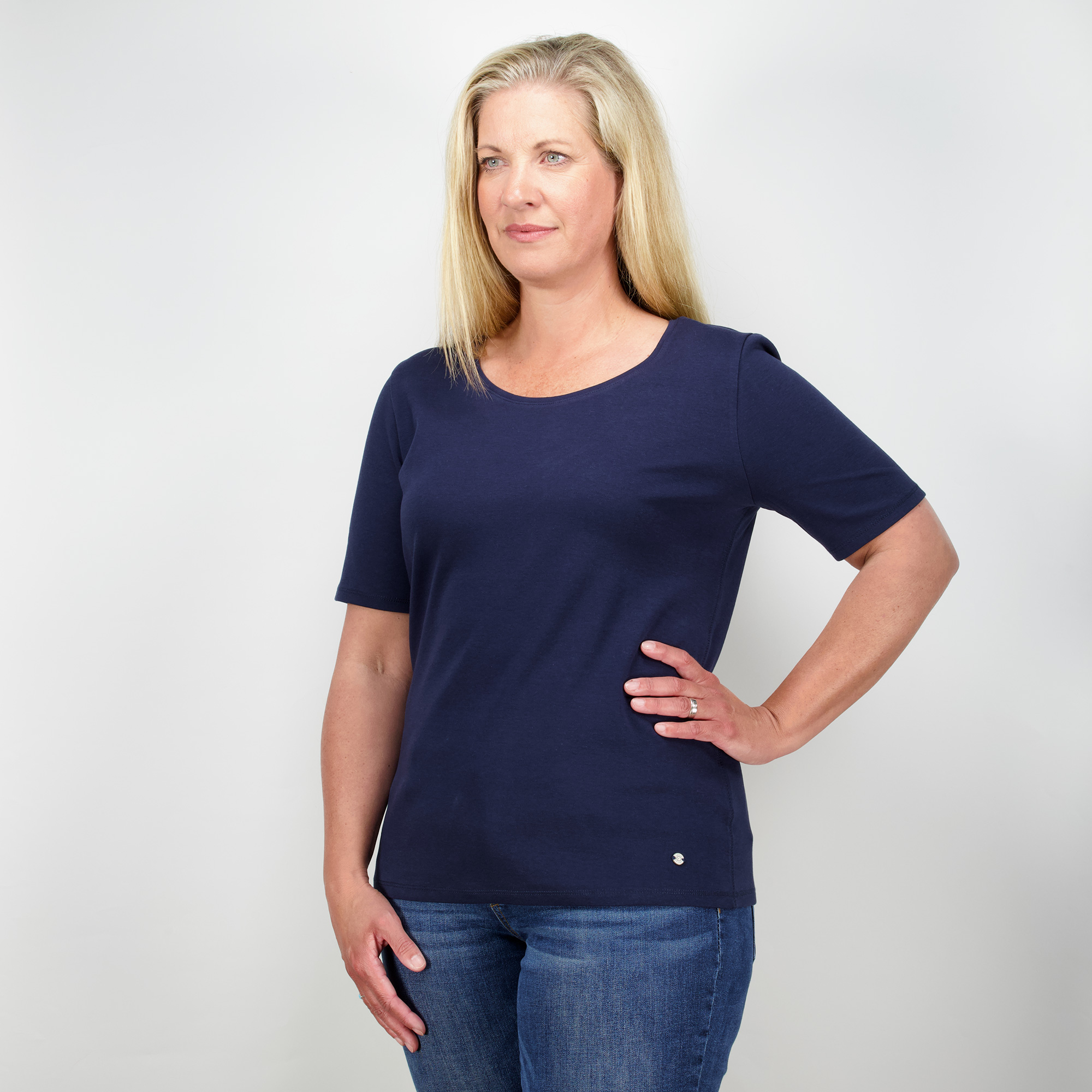 Weibliches Model mit CAMPS BAY T-Shirt in Night Sky