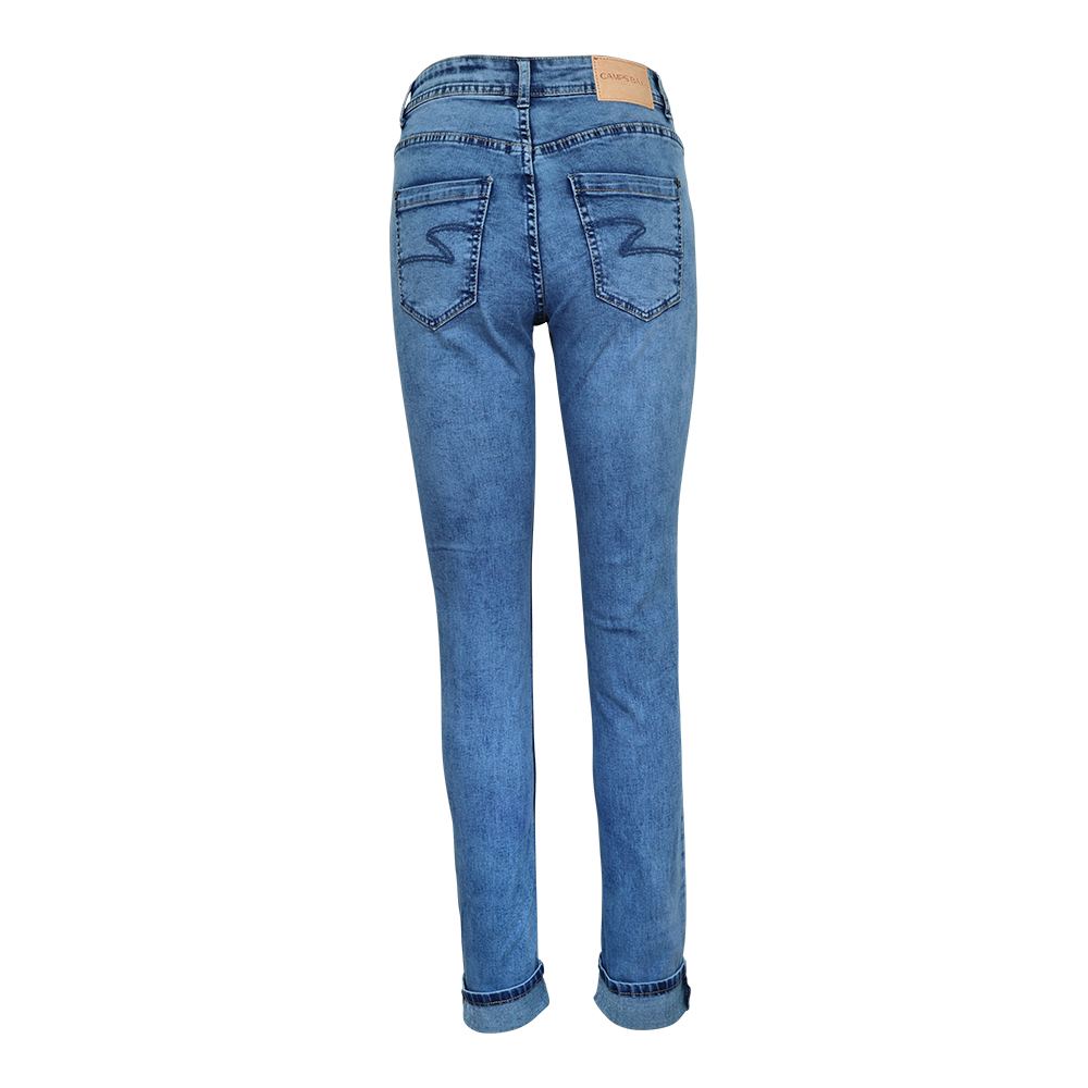 Weibliches Model mit CAMPS BAY Jeans in mblue