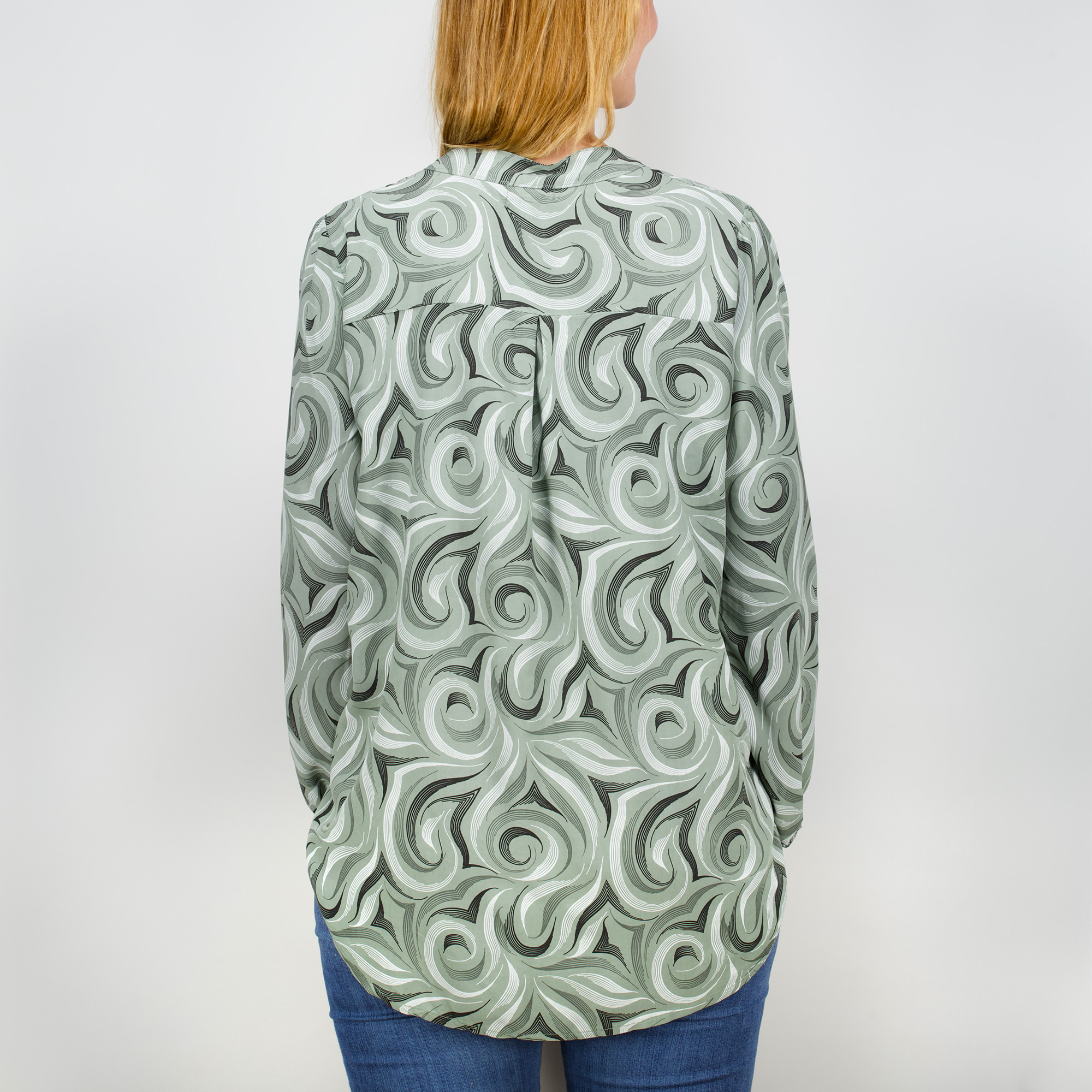 Weibliches Model mit Küstenzauber Bluse in Khaki