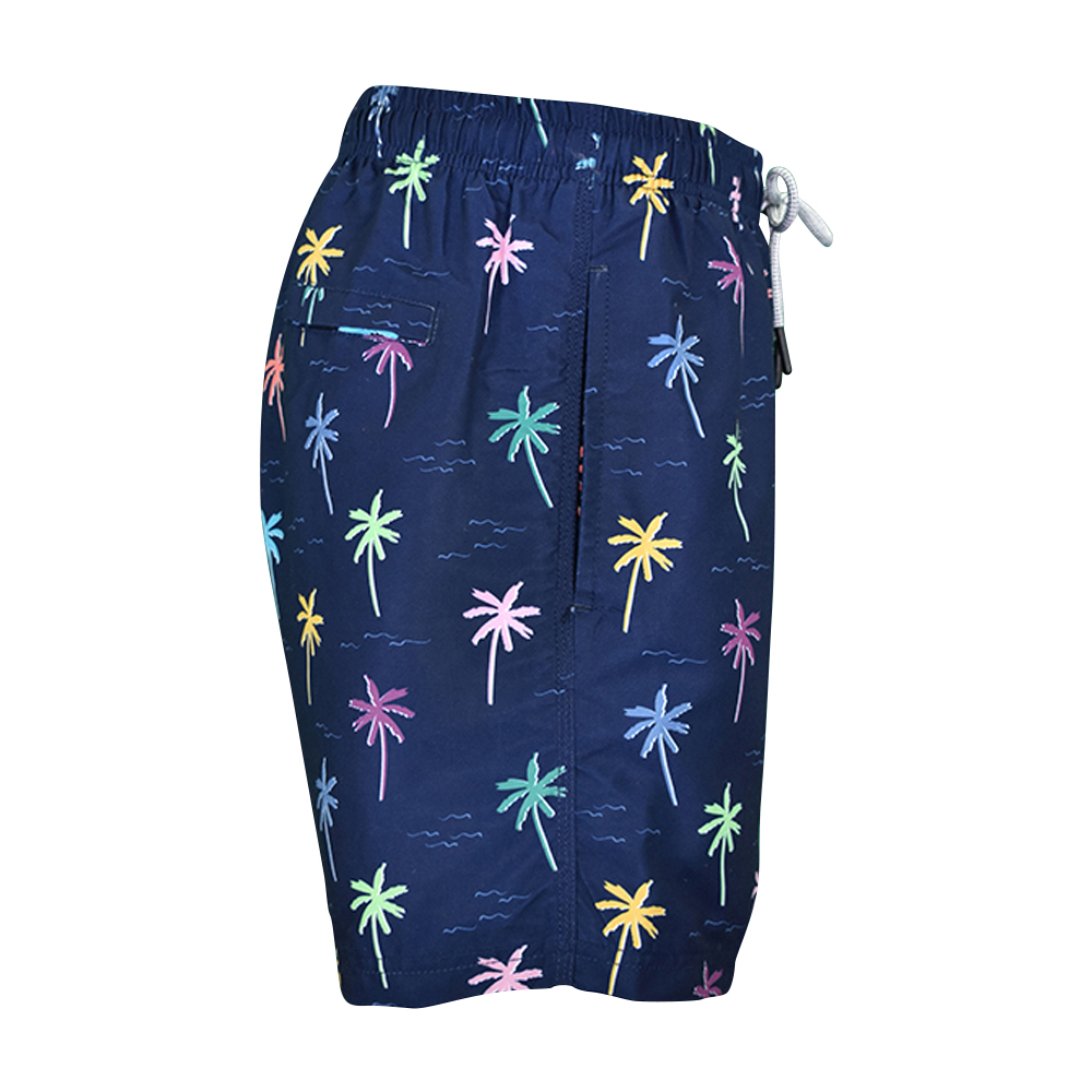 Männliches Model mit CAMPS BAY Bade-Shorts in Flamenco Beach