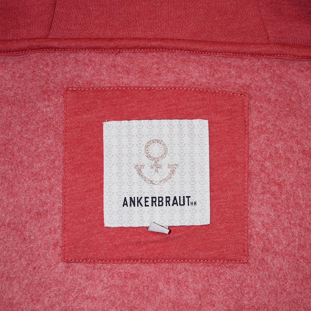 Weibliches Model mit ANKERBRAUT Long Sweatjacke in Red Melange