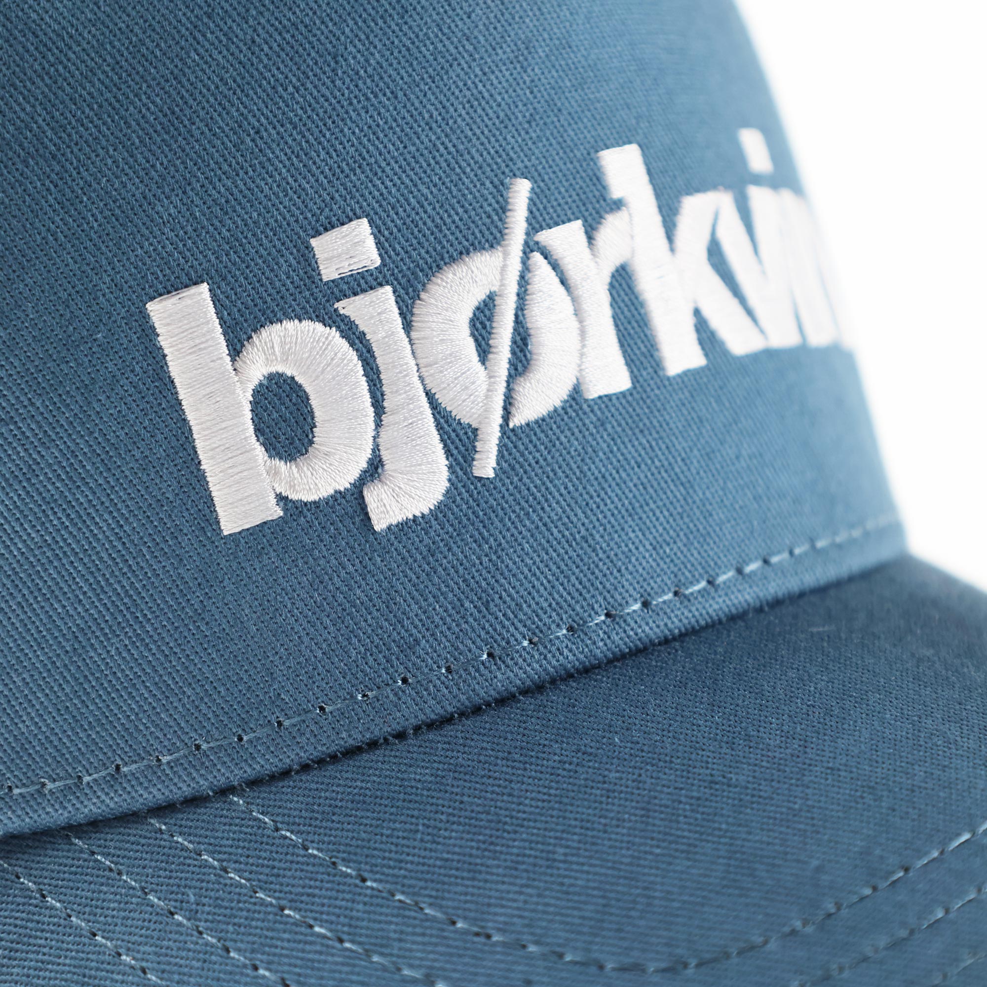 Männliches Model mit Björkvin Cap in Jeansblue